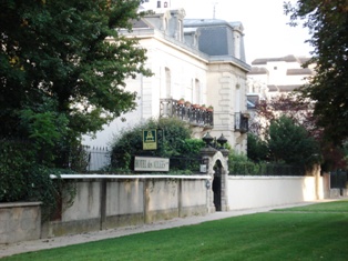 ingang en huis naast Hotel des All&eacute;es Dijon